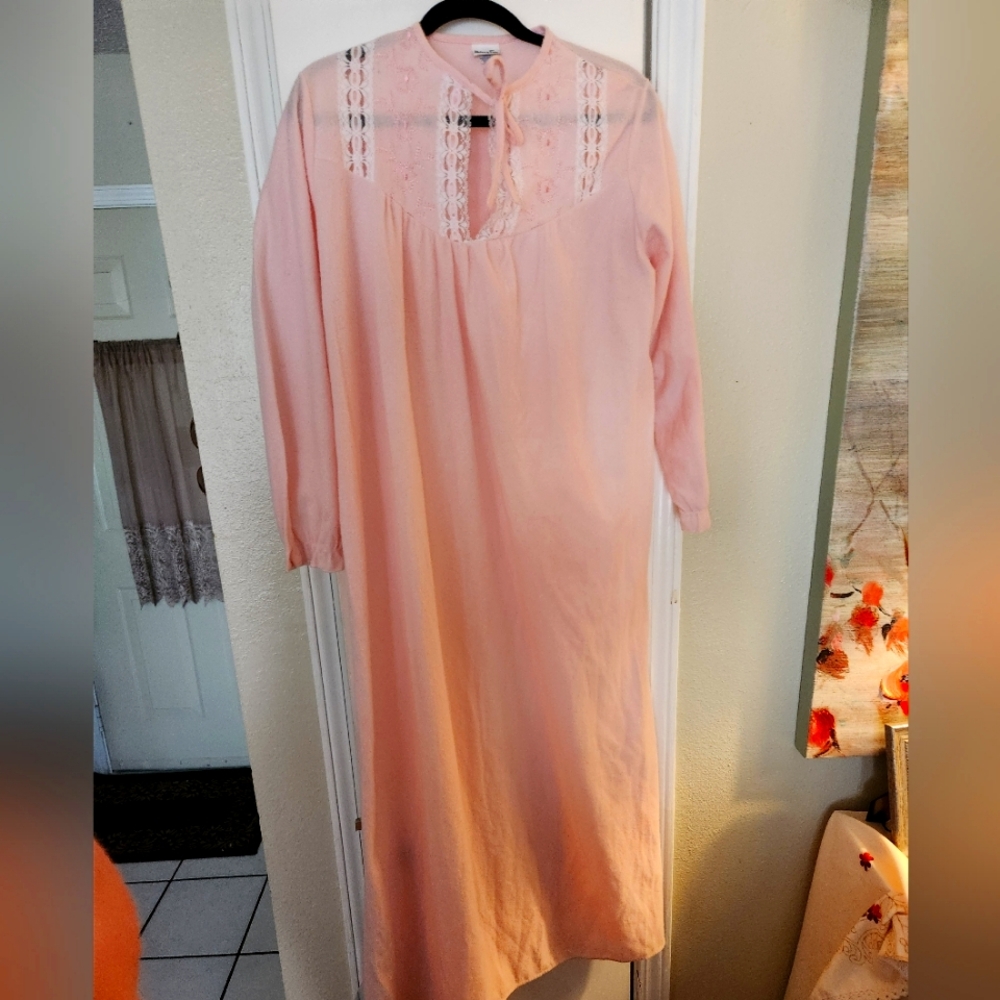 1970s Vintage Helen of Troy Baby Pink Nightgown
